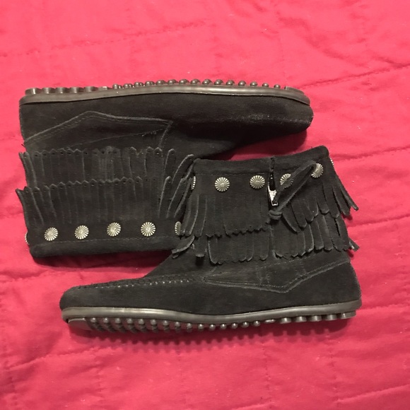 Women’s Winnetonka Double Fringe Moccasin Boots - Picture 4 of 7